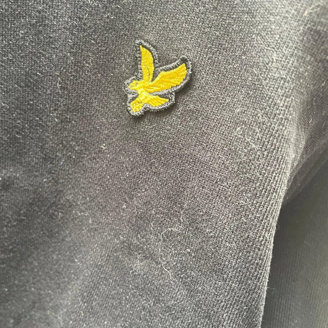 Svart hoodie med broderad logga - 1