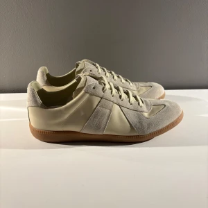 Maison Margiela GATS - Maison Margiela GATS i storlek 43, bra skick; 9/10. Dustbags tillkommer! Skriv vid frågor och funderingar!