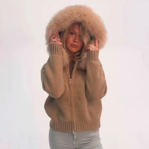 Alessa jacka  - Säljer min Alessa jacka i den stora mer tjockare modellen❤️ nypris runt 2000, mitt pris 1200kr. Bra skick bara lite norprig vilket går att ta bort 🙏🏻