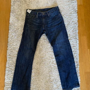 Levis 514 jeans 30/30 - Snygga mörkblå Levis 514 jeans med klassisk design. De har en rak passform.