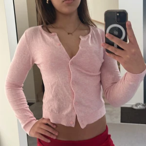 Rosa kofta från H&M - Säljer en söt rosa kofta från H&M. Den har långa ärmar och knappar framtill. Perfekt för att hålla sig varm och stilig under kyligare dagar. Passar bra till både jeans och kjol.💗💗