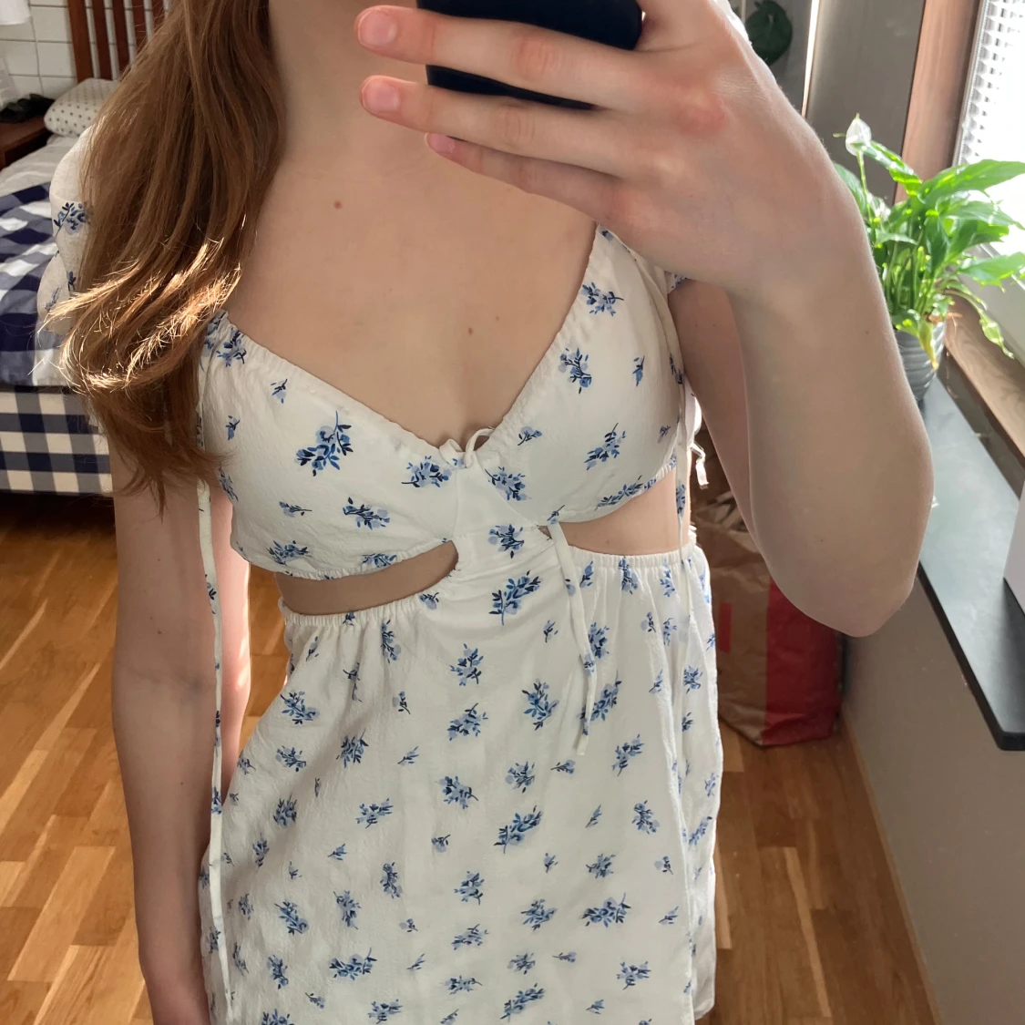 Vit blommig klänning med puffärmar - 2