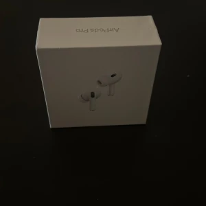 Airpod Pro 2 - Sprillans nya OÖPPNADE hörlurar,   tillkommer AppleCare+ tills 2026 september