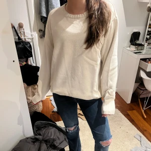 Vit stickad tröja - Säljer en mysig vit stickad tröja med långa ärmar och ribbade muddar. Perfekt för kyliga dagar och enkel att matcha med jeans eller kjol. Hör av dig vid intresse! 🤍