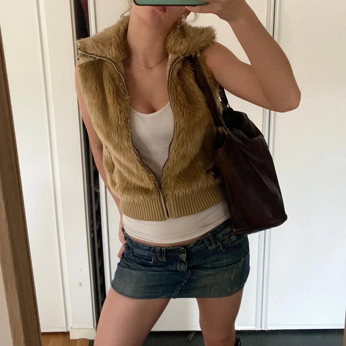 Beige pälsväst med dragkedja
