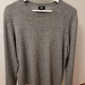 Grå kashmirtröja från Uniqlo - Säljer en stilren grå kashmirtröja från Uniqlo. Väldigt bra skick och använd ett fåtal gånger. Fick den som en gåva men den var för liten så det är därför jag säljer den. 100% Kashmir, Nypris 1299 kr. Öppen för byten!