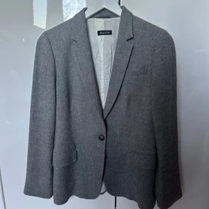 Massimo Dutti kavaj - Grå Massimo Dutti ull kavaj i str 42/32, sitter som en small👌 Perfekt att ha på sommarfester