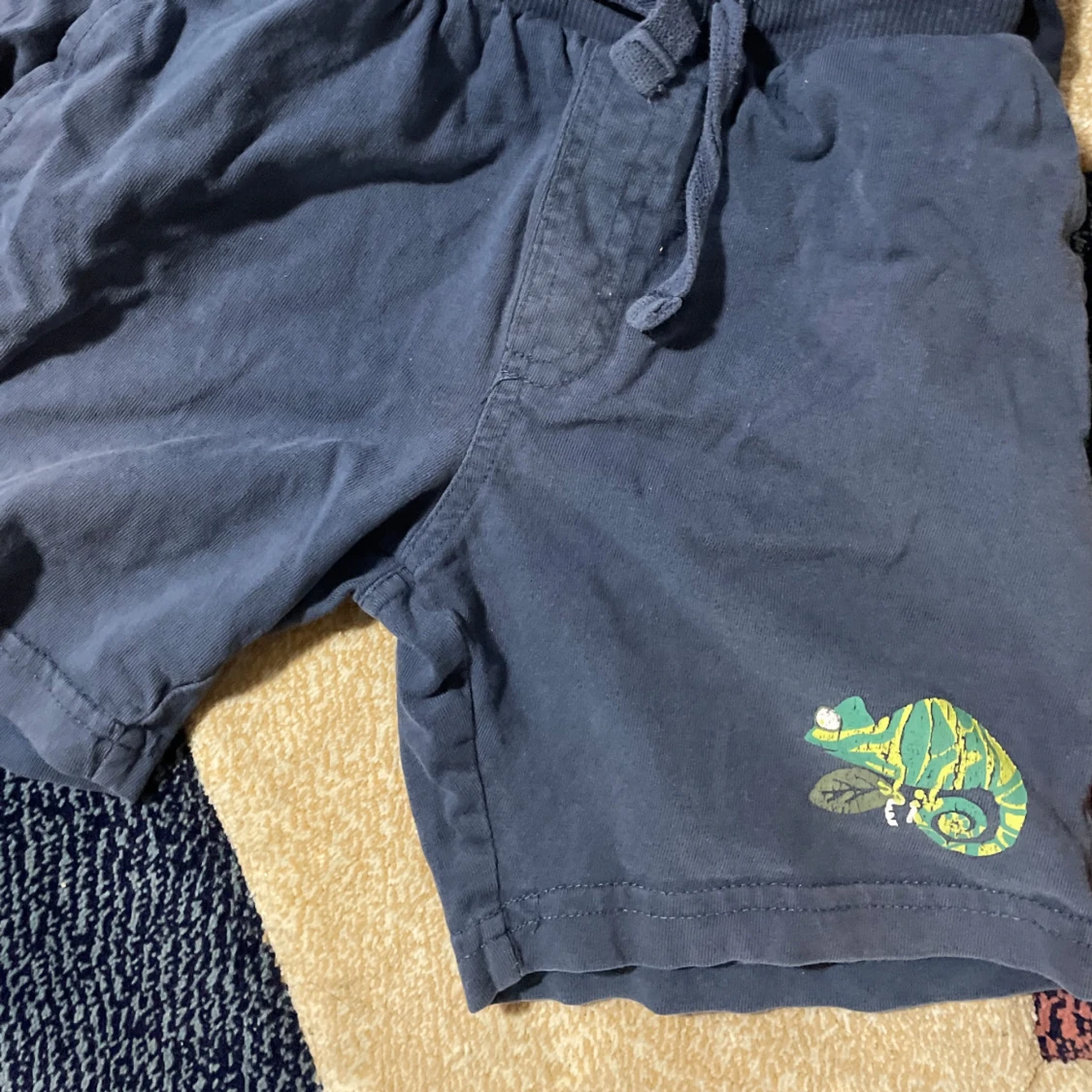 Mörkblå shorts med kameleontmotiv - 1