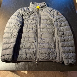 Para jumper ugo puffer jacket-svart - Säljer en parajumper jacka (ugo) i svart. Storlek XL men är liten å storlek så känns som en L. Väldigt bra skick, Inga synliga märken på användning! kvitto finns från johnells och taggar följer med!