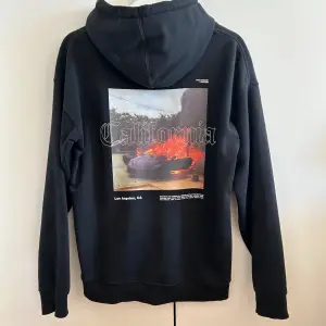 Hoodie med snyggt tryck bak. Strl S. Tryck gärna på ”köp nu”.