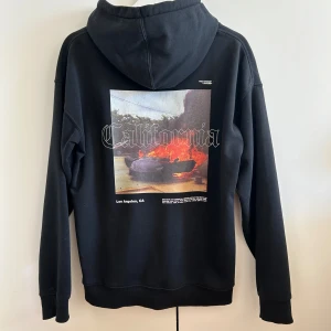 Hoodie - Hoodie med snyggt tryck bak. Strl S. Tryck gärna på ”köp nu”.