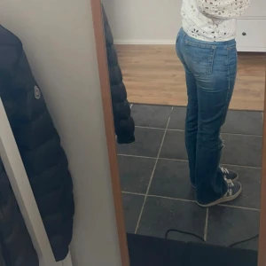 Blå levis jeans  - Säljer dessa snygga levis jeans med en cool vintage-look. Gylfen hakar upp sig ibland men det är alltid lätt fixat och har fungerat för mig!