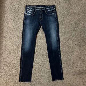 Replay Anbass Jeans  - Tja säljer nu ett par Replay Anbass jeans i storlek W31 för endast 439kr! Pris är ej hugget i sten, hör av er i dm vid funderingar 🙌