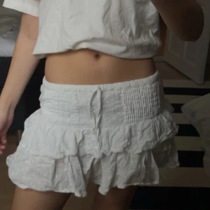 Vit volangkjol - Säljer en söt vit kortkjol med insydda shorts! Älskar denna kjolen men tyvärr så använder jag den inte 💞💞