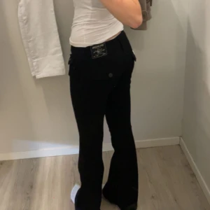 Svarta jeans från True Religion - Snygga svarta jeans från True Religion! Byxorna är i modellen joey (low waist bootcut). Storlek 28 - S/M. Nypris 1300