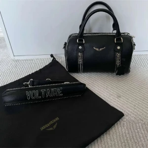 Zadig & Voltaire liknade Sunny bag - Säljer denna väskan som liknar exakt den från zadig & Voltaire❤️ det medföljer ett extra långt band och dustbag. Den är i superbra skick! Skriv om ni vill ha fler bilder💞🩷