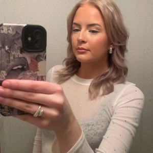 Säljer vit lång ärmad topp - Säljer nu min vita långärmade topp med glittriga detlajer, super fin men kommer tyvärr inte till användning, den är använd ca 5 gånger ungefär