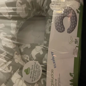 Amnings kudde  - Helt ny amnings kudde där de som vill amma sitt barn utan att då ont i armen