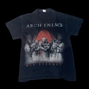 Arch Enemy t shirt - Skit fet arch enemy t shirt. Storlek M. T shirten är i bra skick förutom en liten skada på ärmen (sista bilden)