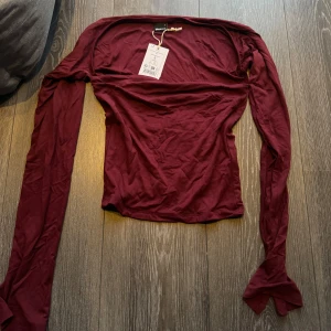 Vinröd och svart långärmad topp från Gina Tricot - Säljer två långärmade toppar från Gina Tricot i vinrött och grått. De har en fyrkantig halsringning och är gjorda i ett mjukt material. Perfekta för både vardag och festliga tillfällen. Passar storlek S. Den röda är helt ny med prislapp och den gråa är använd max 3 gånger! Båda är i nyskick! Köp båda för 280🥰eller styck 