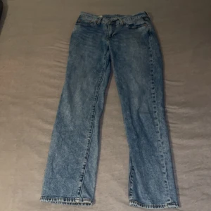 Levi's 514 jeans  - Säljer ett par Levi's 514 jeans i en snygg ljusblå färg. Perfekt till sommaren  De har straight passform vilket är snyggt till alla tillfällen (använda Max 5 gånger)✨Priset kan diskuteras✨ 