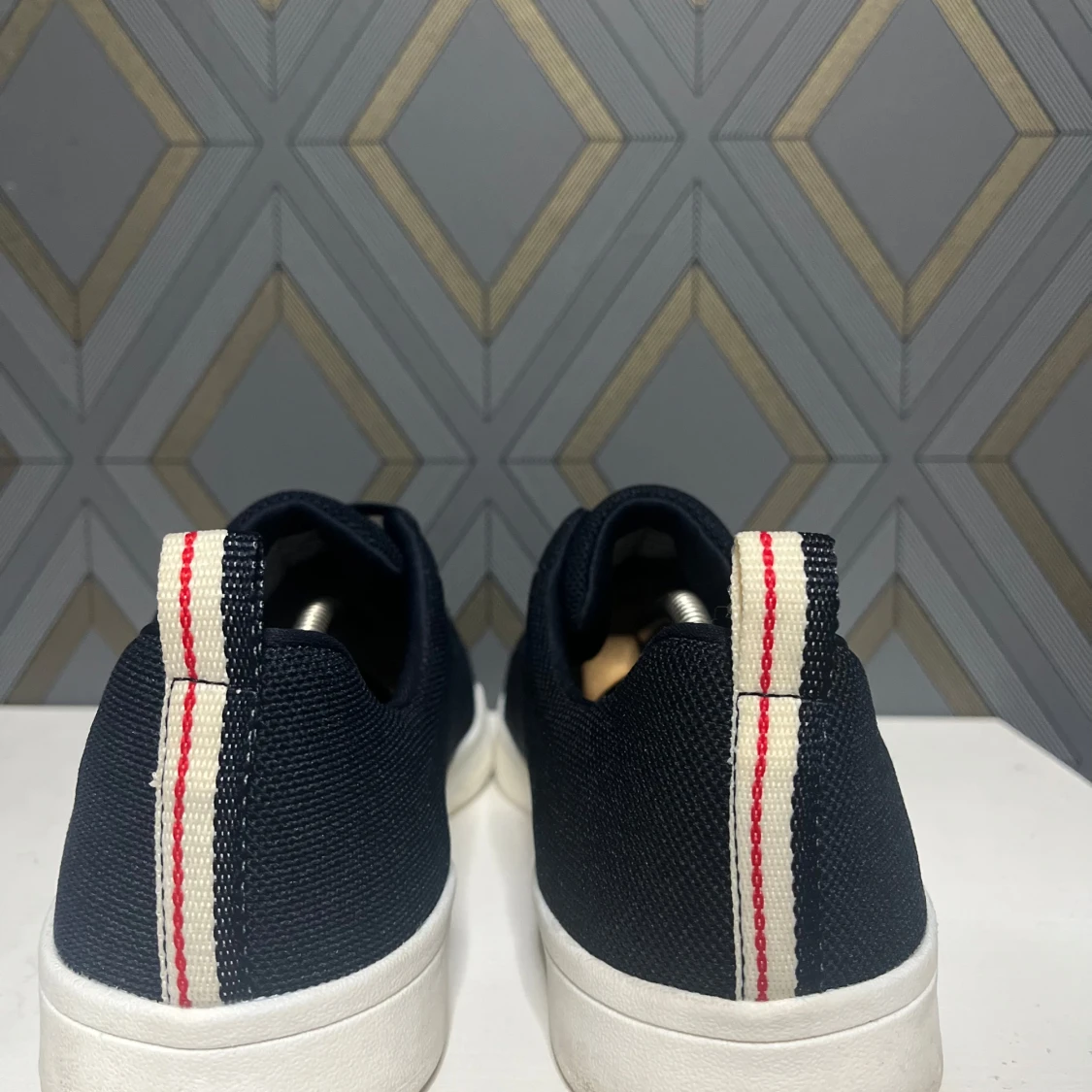 Marinblåa sneakers med vit sula - 3