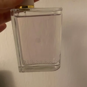 Burberry Her Eau de Parfum 50 ml - Jättegod doft men inte min typ! Doftar fräscht och jordgubbe🍓🌸 nypris 1204kr. Endast testat den.