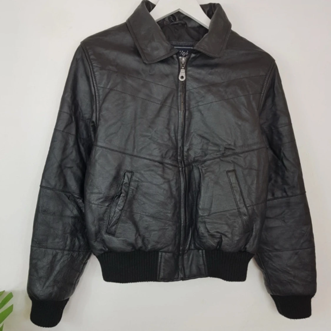 Svart skinnjacka med päls luva  - 2