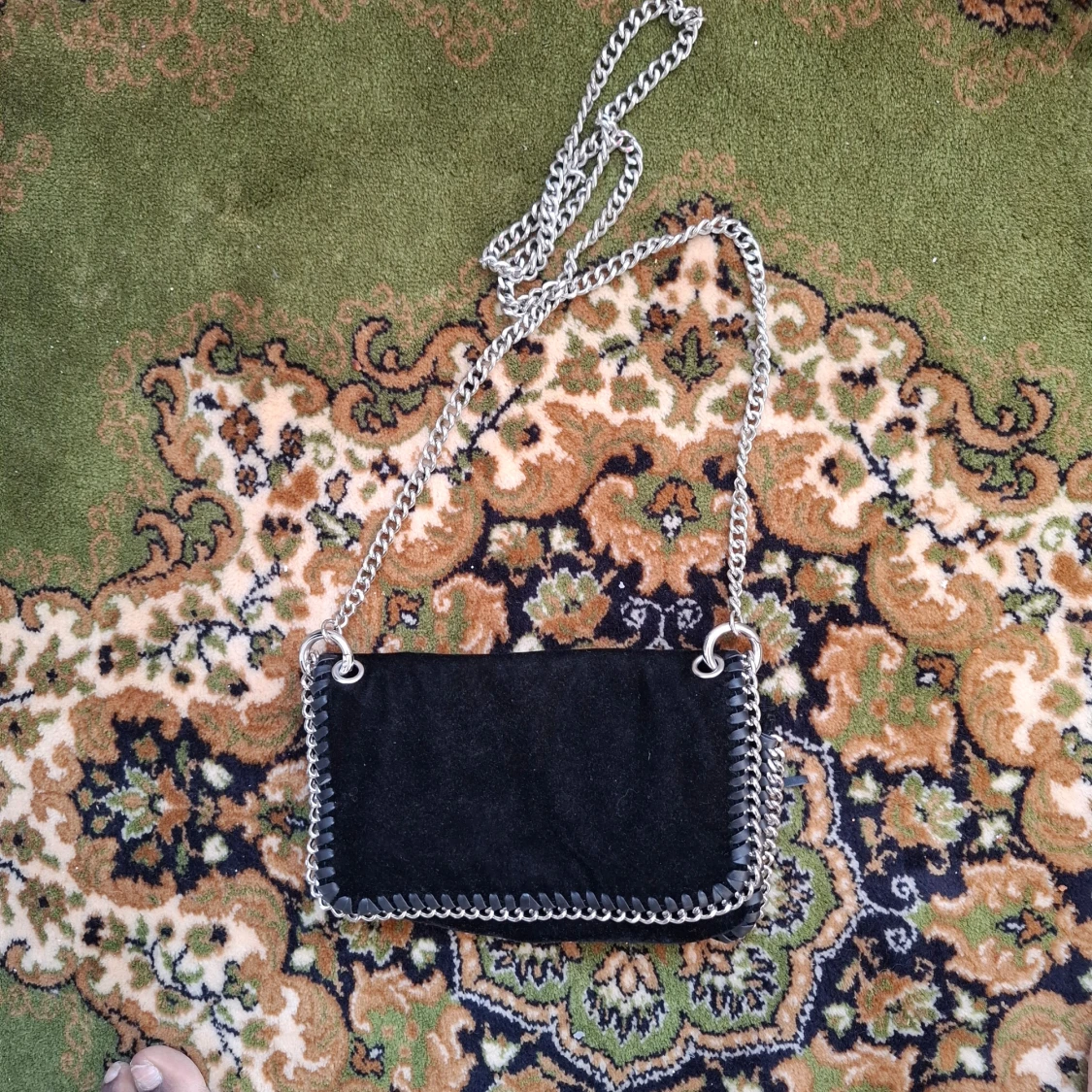 Svart axelväska med kedjedetaljer - 1