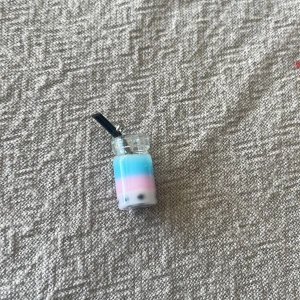 Färgglada örhängen med bubbelte-design - Säljer unika berlocker formade som små bubbelteglas i blått, rosa och vitt. De har en söt liten sugrörsdetalj och svarta pärlor som liknar boba. Perfekta för att ge en lekfull touch till din stil!🩵🤍🩷 1 berlock för 3 kr o alla tio för 20kr