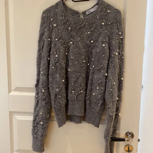 Stickad tröja - Stickad tröja med superfina pärlor, från zara knappt använd! Storlek M💞