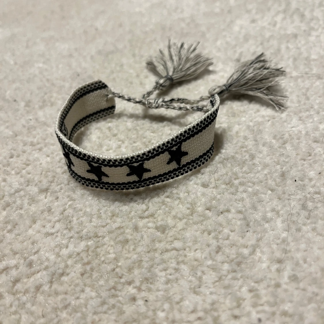 Svartvitt armband med stjärnor - 2