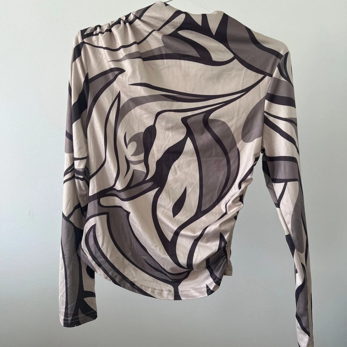 Beige och brun mönstrad långärmad topp