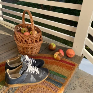 Maison Margiela gats - Säljer mina gats från maison margiela i bra skick. Defekter förekommer som syns på bilderna. Bra skick annars och ingen av defekterna syns när man har de på. OBS ingen box eller og laces (replacements på). 