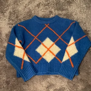 Blå stickad tröja - Säljer en blå stickad tröja, den har en croppad passform och långa ärmar. Endast använd ett fåtal gånger. Storlek 146-152