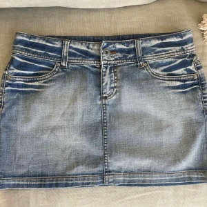 Jeanskjol i blå denim - Snygg kort jeanskjol i blå denim med klassisk femficksdesign!! Midjemått:39cm längdmått: 31cm 💛💛💛