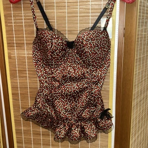 Prickig korsett med hjärtmönster - Söt korsett med prickar. 