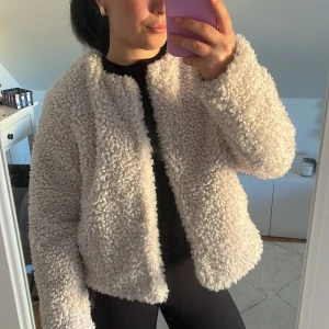Beige teddyjacka - Mysig beige teddyjacka med långärmad design. Perfekt för kyliga dagar när du vill hålla dig varm och stilren. Den är knappt använd.