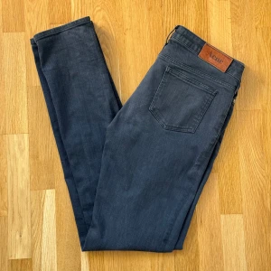 Dam Acne Kex Power Svart Jeans - Acne jeans i modellen Kex Power (Slim) och i mörk färg svart/mörkgrå till Dam. Storlek: 32 W, 34 L , Midja: 42 cm Ytterben: 107 cm Benöppning: 16 cm Material: 98% Cotton, 2% Elastan.