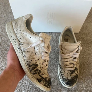Maisonmargiela  - Säljer nu dessa sjukt feta maisonmargiela skor i storlek 41 Skick 8/10 | Ingår box samt dustbags Pris 2600 Fraktar spårbart med PostNord🙌🏽