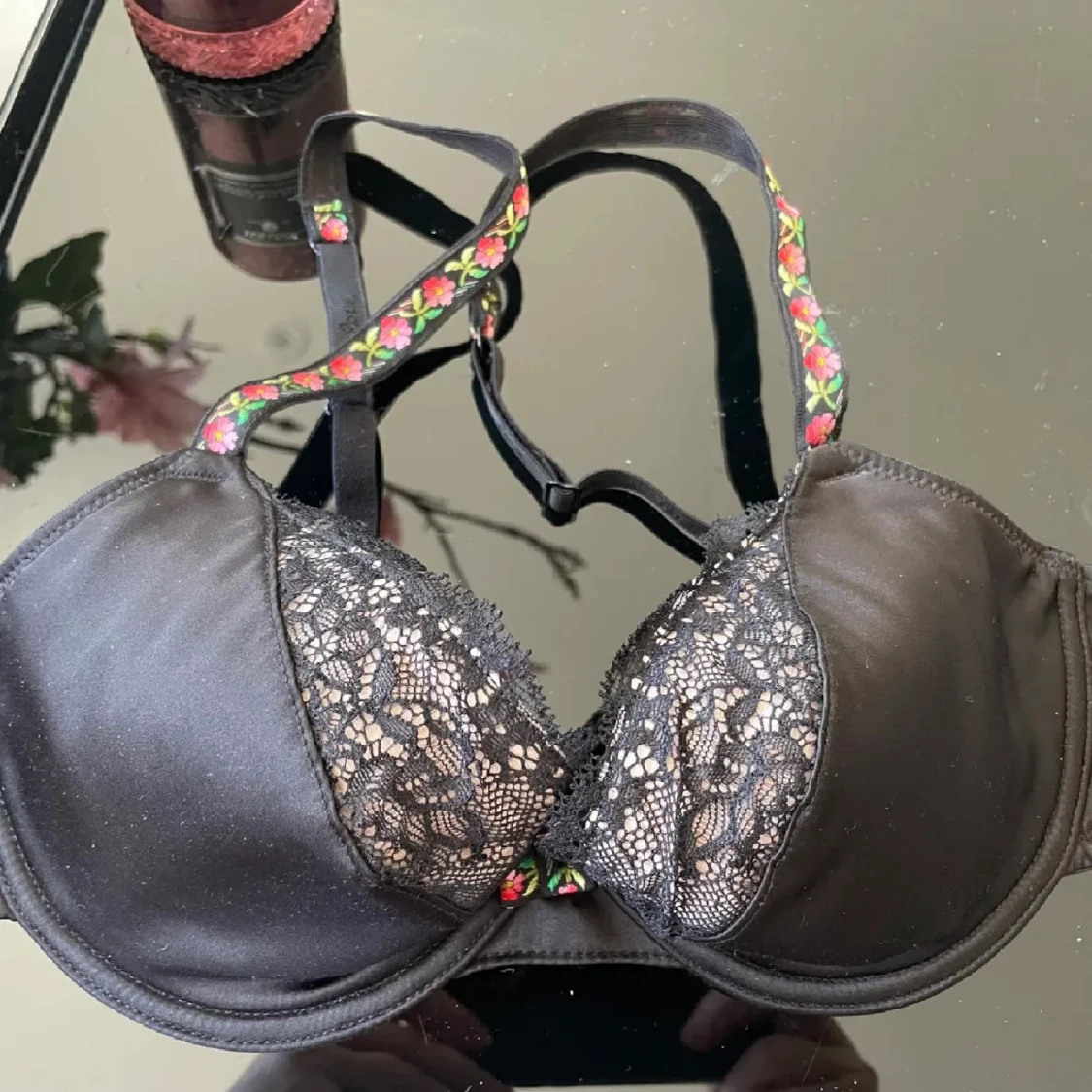 Svart spets-bh med blommiga axelband
