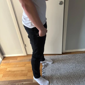 Svarta replay jeans - Snygga svarta jeansbyxor från Replay, modell Anbass. De har en slim passform och är tillverkade i ett stretchigt material för extra komfort. Perfekta för en stilren look. Priset är diskuterbart. Skick 9/10. Modellen är 180 cm och väger 77 kg. Var inte rädd att fråga😃