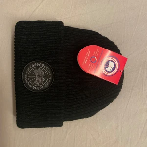 Mössa Canada Goose - Snygg svart mössa som jag har aldrig använt.