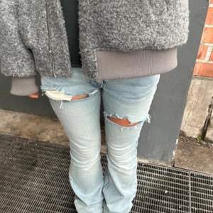 Jättefina blåa jeans som är varsamt använda. Bootcut med hål. Säljer pga att de är lite för små💘 hör gärna av er för fler bilder