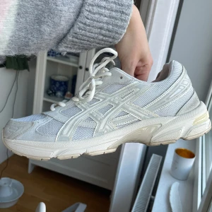 Asics gel 1130 beige - Asics gel 1130 beige/krämvit/grå. Dom ser fräscha ut men har en defekt (fjärde bilden), litet hål på insidan av nätet. Annars ser dom rena ut. Passar perfekt för promenadskor/vardagsskor/träningsskor. Otroligt sköna!! 