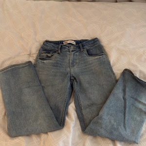 Levi's Loose Taper jeans - Säljer ett par klassiska Levi's Loose Taper jeans. Storlek 12 år 152 cm 