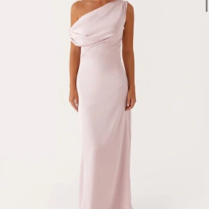 Jättefin balklänning - Jättefin balklänning ifrån Peppermayo i storlek 38, passar S/M. Köpt för 1200kr och är enbart testad. Säljer för att jag köpt flera olika balklänningar och valde en annan!💞💞