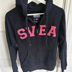 Blå hoodie från Svea - Säljer en blå hoodie som knappt är använt. Är som ny i skicket. Står att det är M men skulle mer säga att det är en S då den fortfarande passar