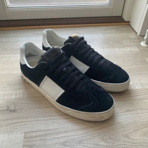 Valentino Flycrews  - Tjena! Säljer nu dessa riktigt snygga valentino flycrews i fint skick. Hör av er vid frågor och funderingar🙌