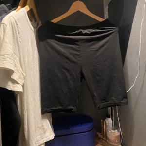 Svarta cykelshorts - Säljer ett par svarta cykelshorts som är perfekta för träning eller en avslappnad dag. De har en tight passform och är gjorda i ett stretchigt material för bästa komfort. Perfekta att matcha med en oversized t-shirt eller hoodie.